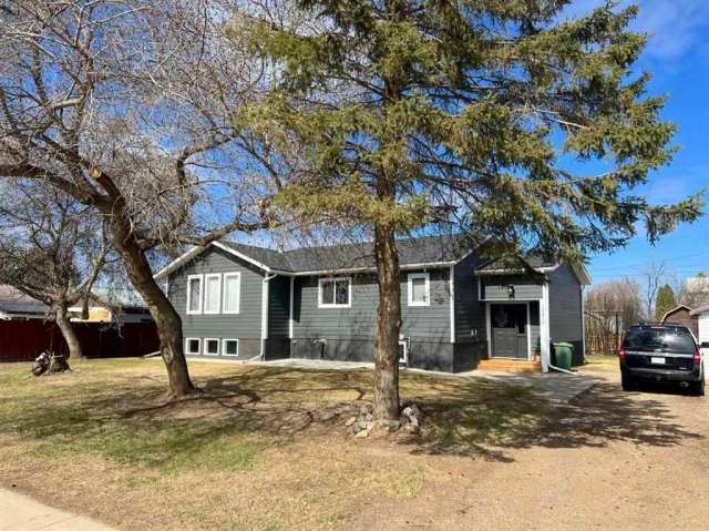 House For Sale in Fort Saskatchewan, Alberta