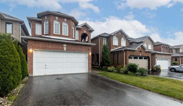 House For Sale in Newmarket, Ontario