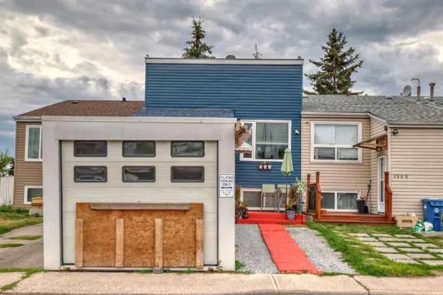 Townhouse For Sale in Calgary, Alberta