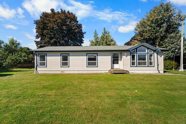 A $894,900.00 Manufactured with Land with 2 bedrooms in Poplar, Abbotsford