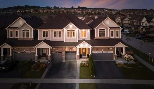 Townhouse For Sale in New Tecumseth, Ontario