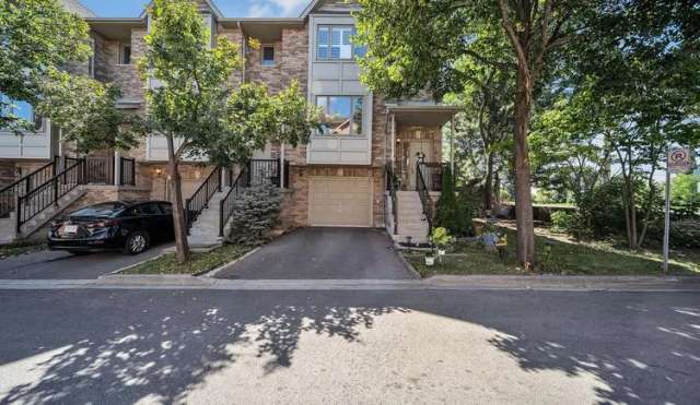 Townhouse For Sale in Mississauga, Ontario