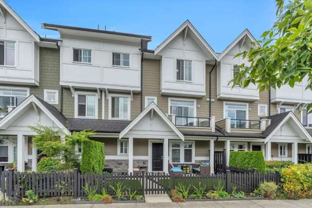 Townhouse For Sale in Surrey, British Columbia