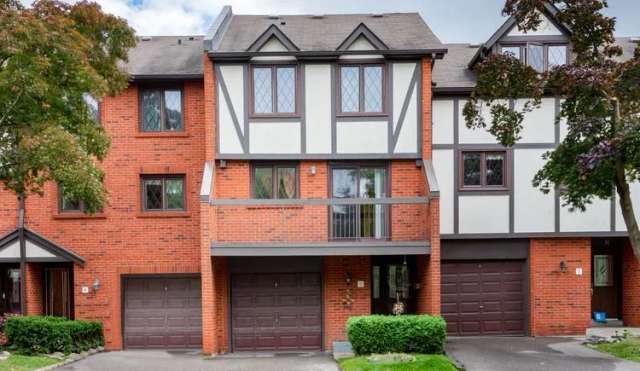 Townhouse For Sale in Mississauga, Ontario