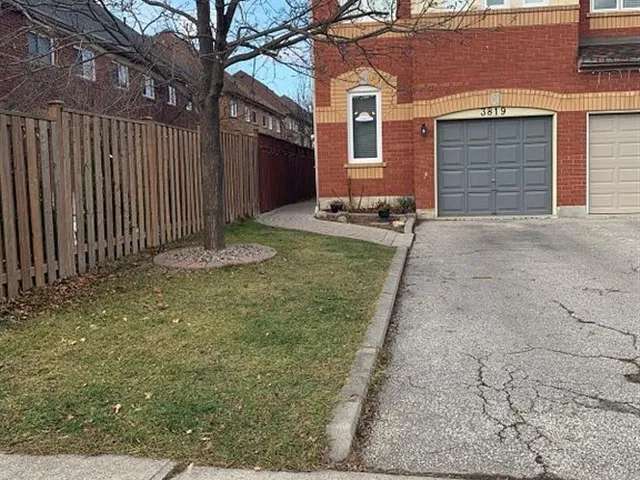 Townhouse For Rent in Mississauga, Ontario