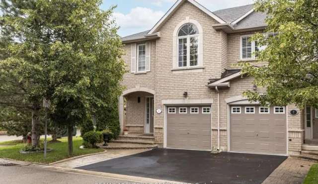 Townhouse For Sale in Oakville, Ontario