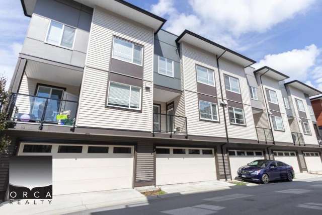 Townhouse For Rent in Surrey, British Columbia