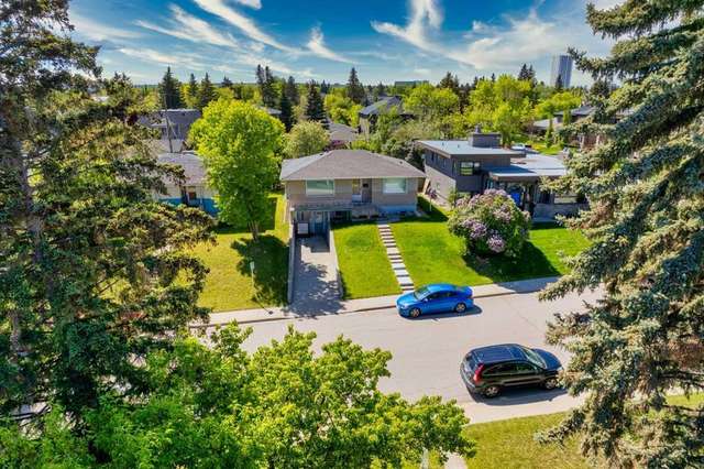 House For Sale in Calgary, Alberta