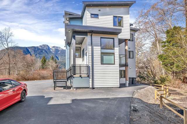 A $1,838,000.00 1/2 Duplex with 5 bedrooms in Brackendale, Squamish