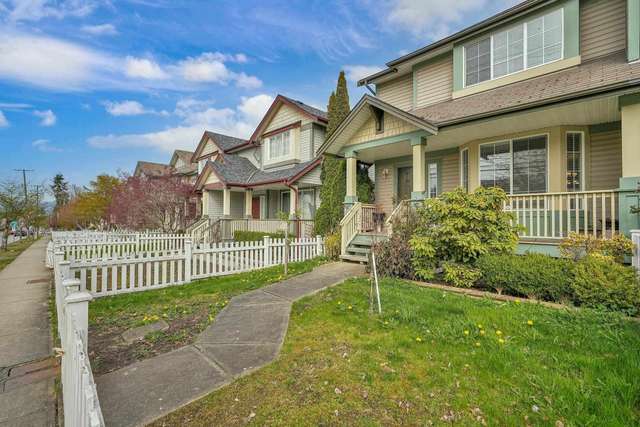 A $1,115,000.00 1/2 Duplex with 4 bedrooms in Cloverdale BC, Cloverdale