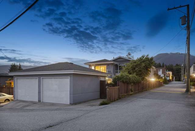 A $1,568,000.00 1/2 Duplex with 3 bedrooms in Central Lonsdale, North Vancouver