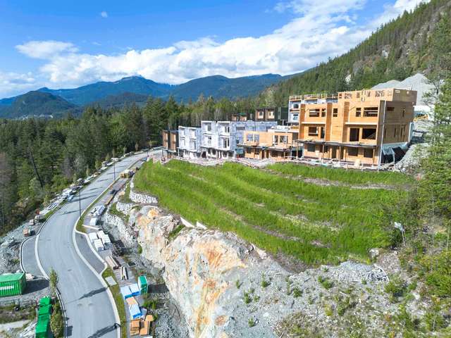 A $1,749,900.00 1/2 Duplex with 3 bedrooms in Brennan Center, Squamish