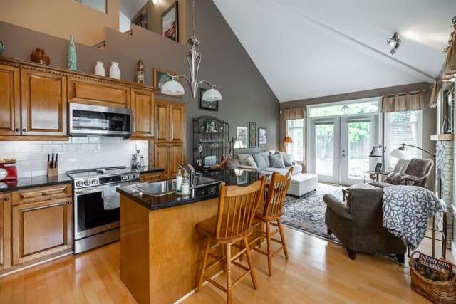 A $1,099,800.00 Townhouse with 2 bedrooms in Sullivan Station, Surrey
