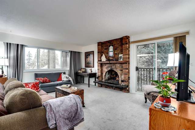 A $1,199,999.00 1/2 Duplex with 4 bedrooms in Central Coquitlam, Coquitlam
