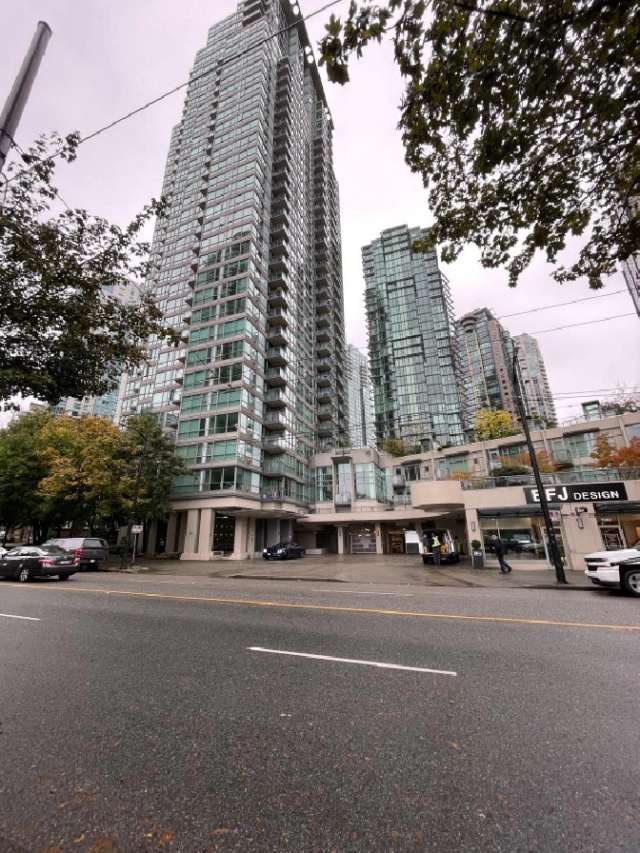 City Living Made Easy: Private Room in Downtown Vancouver