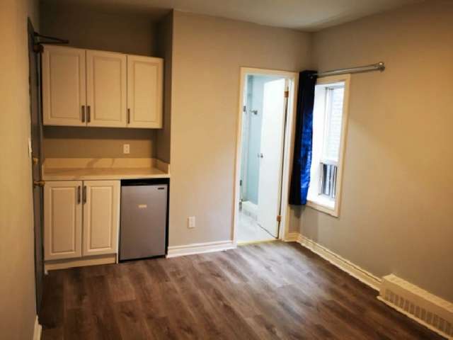 Room For Rent Close To Jarvis/Carlton