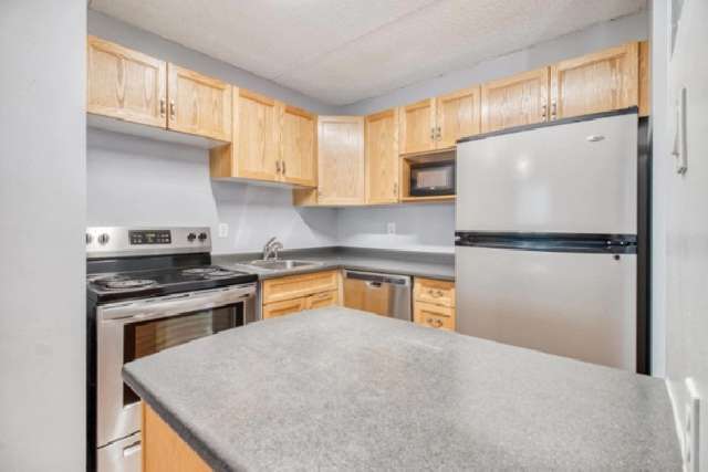 840 SqFt 2bdr Condo Offering Beautiful Downtown Views!