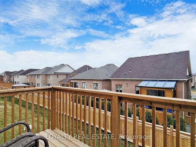 Townhouse For Sale in Clarington, Ontario