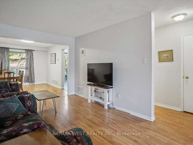 Townhouse For Sale in Whitby, Ontario