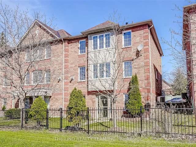 Townhouse For Sale in Aurora, Ontario