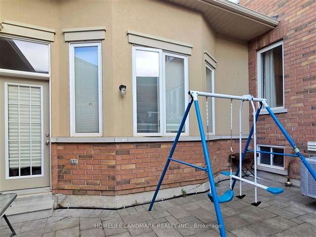 Townhouse For Sale in Oakville, Ontario