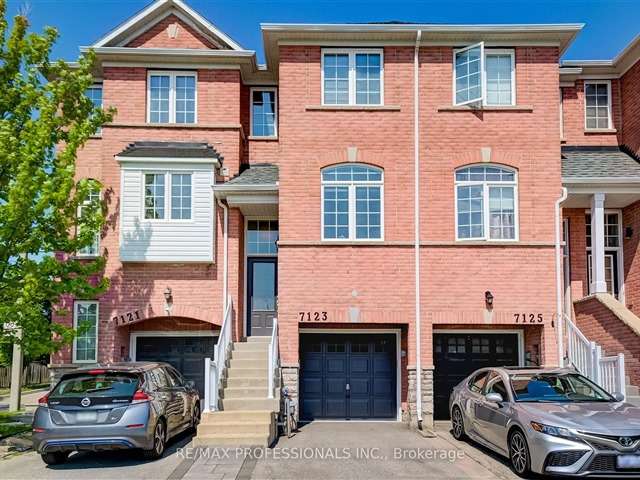 Townhouse For Sale in Mississauga, Ontario