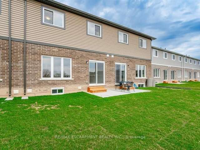 Townhouse For Sale in Thorold, Ontario