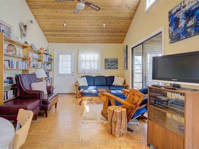 Cottage For Sale in South Frontenac, Ontario